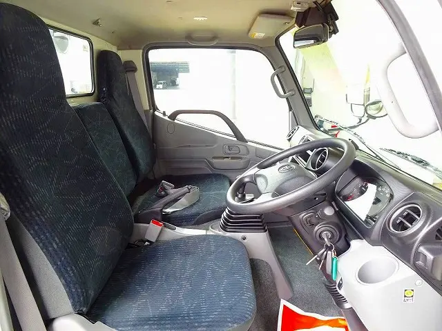 車線逸脱警報装置　衝突被害軽減ブレーキ　LEDヘッドライト　フォグランプ　トラクションコントロール　ヘッドライトウォッシャー　クリアランスソナー|トヨタ ダイナ 2PG-GDY281(4WD)の写真6