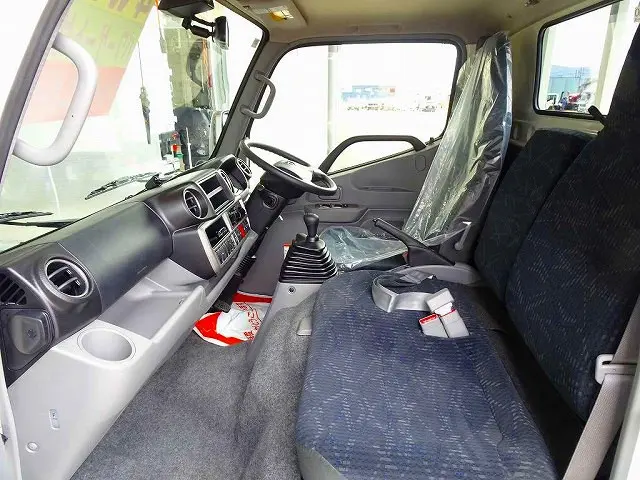 車線逸脱警報装置　衝突被害軽減ブレーキ　LEDヘッドライト　フォグランプ　トラクションコントロール　ヘッドライトウォッシャー　クリアランスソナー|トヨタ ダイナ 2PG-GDY281(4WD)の写真8