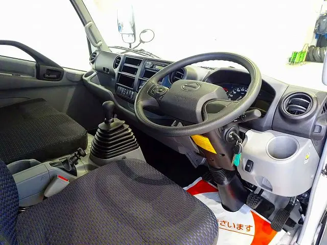 AC　PS　PW　SRS　ABS　集中ドアロック　左電格ミラー　AM/FMラジオ　ルームミラー式バックモニター　ターボ　排気ブレーキ　ESスタート　フロア6MT|日野 デュトロ 2KG-XZU712M(2WD)の写真5