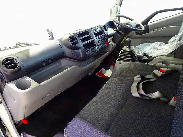 AC　PS　PW　SRS　ABS　集中ドアロック　左電格ミラー　AM/FMラジオ　ルームミラー式バックモニター　ターボ　排気ブレーキ　ESスタート　フロア6MT|日野 デュトロ 2KG-XZU712M(2WD)の写真7