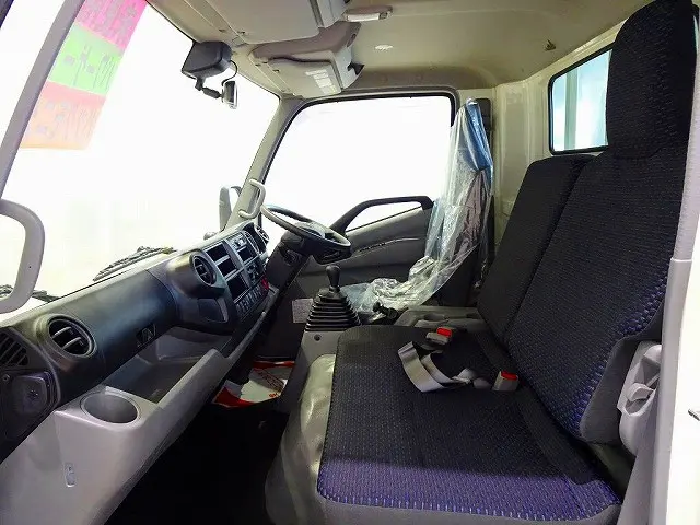 車線逸脱警報装置　PCS　アイドリングストップ　フォグランプ　TRC　電動パーキングブレーキ　クリアランスソナー　室内LED灯　ハイルーフ|日野 デュトロ 2KG-XZU712M(2WD)の写真8