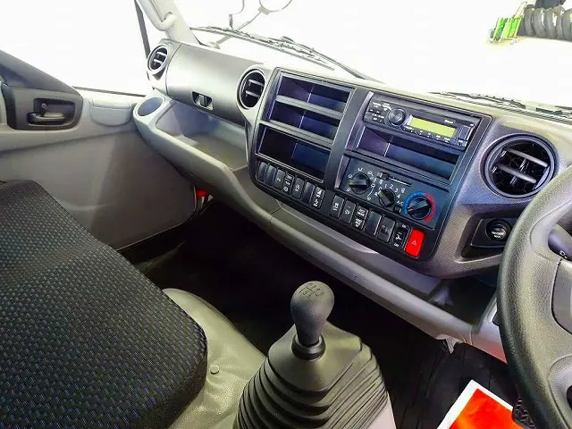 AC　PS　PW　SRS　ABS　集中ドアロック　左電格ミラー　AM/FMラジオ　ルームミラー式バックモニター　ターボ　排気ブレーキ　ESスタート　フロア6MT|日野 デュトロ 2KG-XZU712M(2WD)の写真9