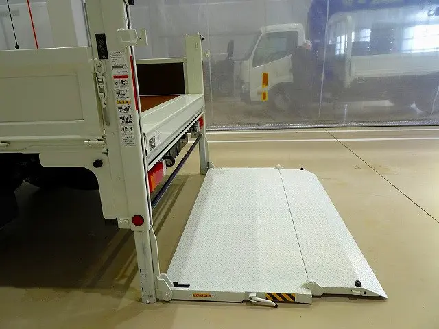 2段折れ式垂直パワーゲート　600kg　新明和/RE06-1134　長：120cm/有効長：107cm　幅：207cm/有効幅：193cm　左リア支柱PGスイッチ|日野 デュトロ 2KG-XZU712M(2WD)の写真32