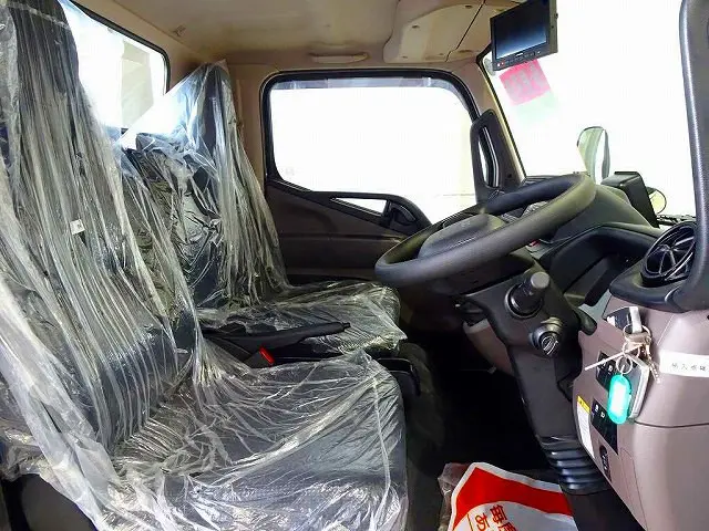 車線逸脱警報装置　衝突被害軽減ブレーキ　アイドリングストップ　フォグランプ　トラクションコントロール|三菱 キャンター 2RG-FBAV0(2WD)の写真6