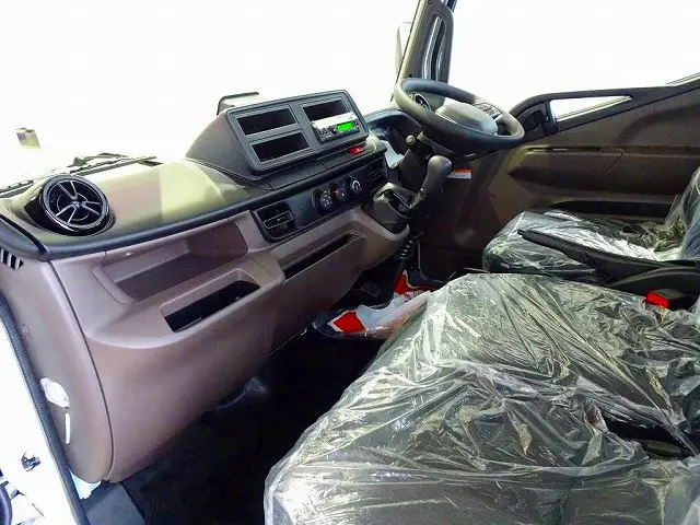 AC　PS　PW　SRS　ABS　キーフリー　左電格ミラー　AM/FMラジオ　バックモニター　アドブルー　ターボ　排気ブレーキ　インパネ5MT|三菱 キャンター 2RG-FBAV0(2WD)の写真7