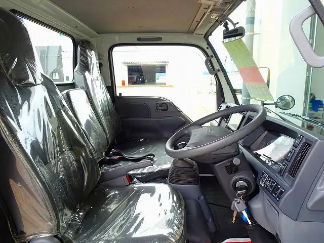 アドブルー　ターボ　排気ブレーキ　坂道発進補助装置　フォグランプ　トラクションコントロール　ビニールシートカバー|いすゞ エルフ 2RG-NKR88A(2WD)の写真6