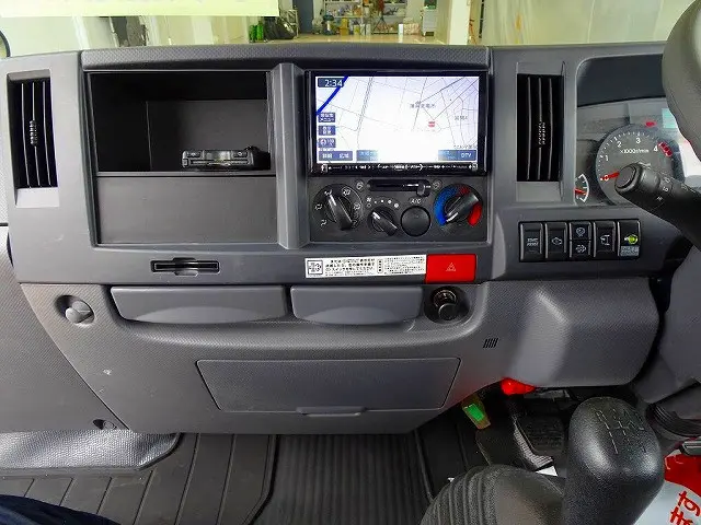 アドブルー　ターボ　排気ブレーキ　坂道発進補助装置　フォグランプ　トラクションコントロール　ビニールシートカバー|いすゞ エルフ 2RG-NKR88A(2WD)の写真10