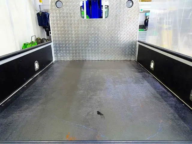 荷台内寸：239×162×38　床鉄板張り　アオリ上部プロテクター付/ロープ穴左右3対/リア2ヶ所　前立てアルミ縞鋼板張り/上部枕木/工具箱/作業灯　タダノ3段 2.5t吊りクレーン付|いすゞ エルフ 2RG-NKR88A(2WD)の写真21