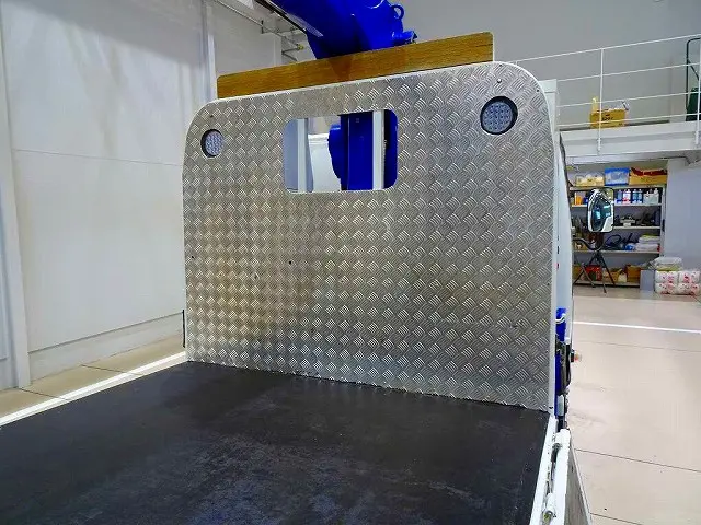 前立てアルミ縞鋼板張り/上部枕木/上部左右工具箱/左右LED作業灯2個|いすゞ エルフ 2RG-NKR88A(2WD)の写真25