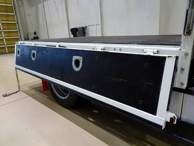 荷台内寸：239×162×38　床鉄板張り　アオリ上部プロテクター付/ロープ穴左右3対/リア2ヶ所　前立てアルミ縞鋼板張り/上部枕木/工具箱/作業灯　タダノ3段 2.5t吊りクレーン付|いすゞ エルフ 2RG-NKR88A(2WD)の写真27