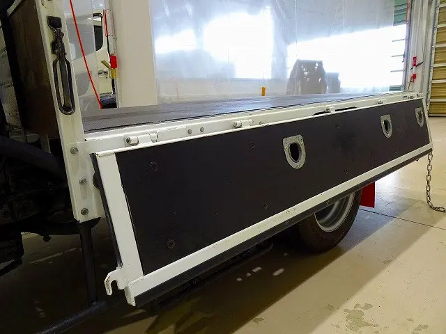 荷台内寸：239×162×38　床鉄板張り　アオリ上部プロテクター付/ロープ穴左右3対/リア2ヶ所　前立てアルミ縞鋼板張り/上部枕木/工具箱/作業灯　タダノ3段 2.5t吊りクレーン付|いすゞ エルフ 2RG-NKR88A(2WD)の写真29