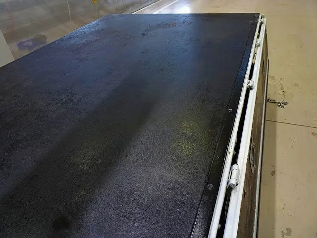 荷台内寸：239×162×38　床鉄板張り　アオリ上部プロテクター付/ロープ穴左右3対/リア2ヶ所　前立てアルミ縞鋼板張り/上部枕木/工具箱/作業灯　タダノ3段 2.5t吊りクレーン付|いすゞ エルフ 2RG-NKR88A(2WD)の写真30