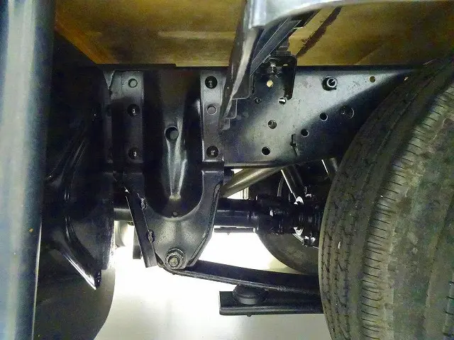 シャーシは 錆止め/マフラー塗装 仕上げに力を入れています。|いすゞ エルフ 2RG-NKR88A(2WD)の写真42
