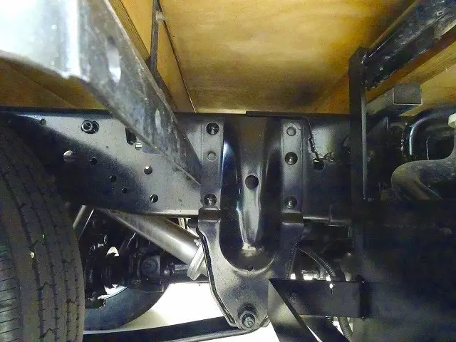 シャーシは 錆止め/マフラー塗装 仕上げに力を入れています。|いすゞ エルフ 2RG-NKR88A(2WD)の写真48