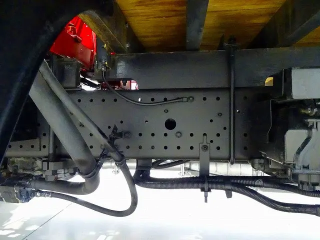 燃料タンク100L タイヤ止め2個 右シャシ中央工具箱 シャーシは 錆止め/マフラー塗装 仕上げに力を入れています。|いすゞ フォワード 2RG-FRR90S2(2WD)の写真39