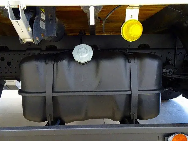 燃料タンク100L タイヤ止め2個 右シャシ中央工具箱 シャーシは 錆止め/マフラー塗装 仕上げに力を入れています。|いすゞ フォワード 2RG-FRR90S2(2WD)の写真42