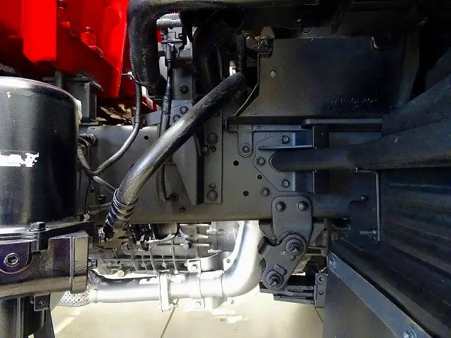 燃料タンク100L タイヤ止め2個 右シャシ中央工具箱 シャーシは 錆止め/マフラー塗装 仕上げに力を入れています。|いすゞ フォワード 2RG-FRR90S2(2WD)の写真46