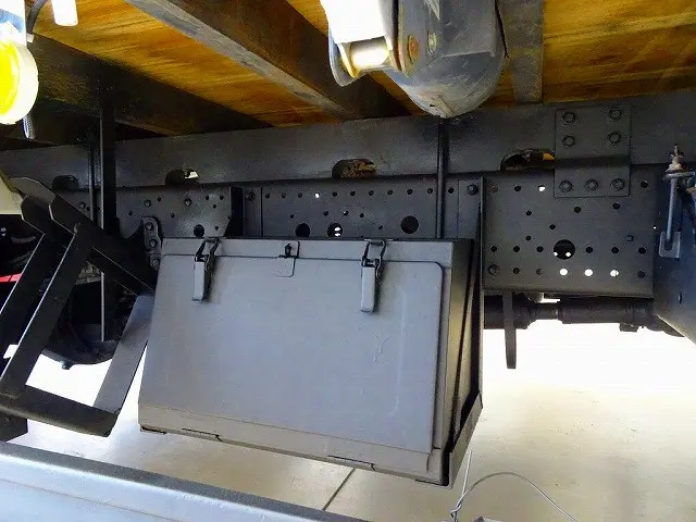 燃料タンク100L タイヤ止め2個 右シャシ中央工具箱 シャーシは 錆止め/マフラー塗装 仕上げに力を入れています。|いすゞ フォワード 2RG-FRR90S2(2WD)の写真47