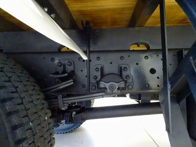 燃料タンク100L タイヤ止め2個 右シャシ中央工具箱 シャーシは 錆止め/マフラー塗装 仕上げに力を入れています。|いすゞ フォワード 2RG-FRR90S2(2WD)の写真48
