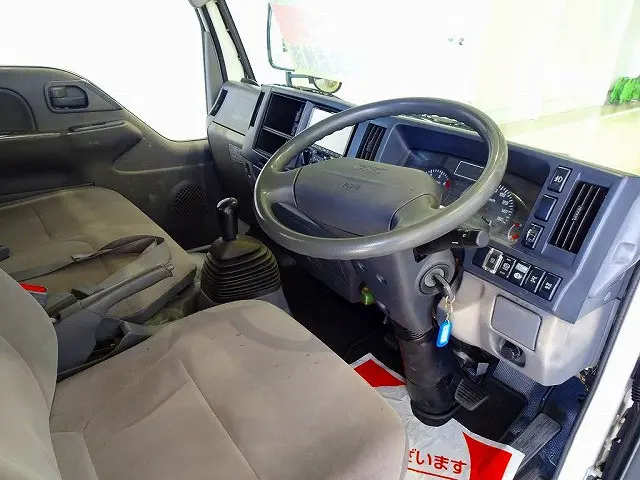 AC　PS　PW　SRS　ABS　キーレス　左電格ミラー　社外メモリーナビ/バックカメラ連動/ワンセグ/CD(CN-E200D)　ETC　バックモニター　ドラレコ　ターボ　排気ブレーキ　フロア6MT|いすゞ エルフ TKG-NKR85R(2WD)の写真5