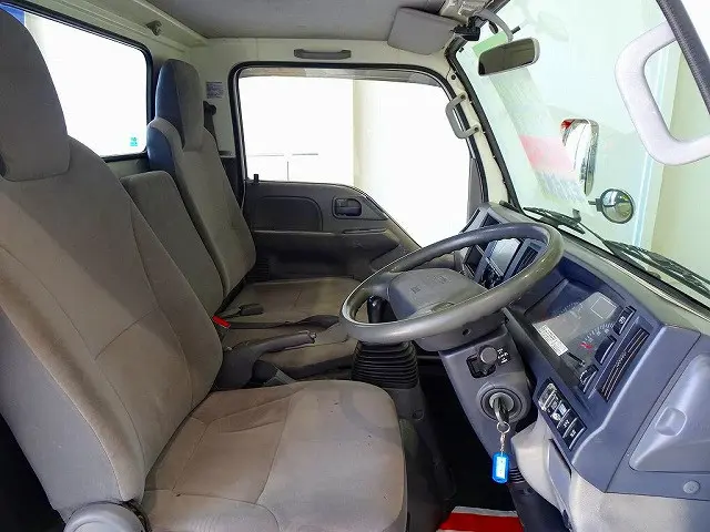 坂道発進補助装置　アイドリングストップ　フォグランプ　トラクションコントロール　メッキパーツ(ミラー/グリル/コーナー/アウターハンドル/フロントバンパー/ドアステップ)|いすゞ エルフ TKG-NKR85R(2WD)の写真6