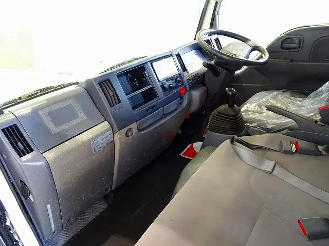 AC　PS　PW　SRS　ABS　キーレス　左電格ミラー　社外メモリーナビ/バックカメラ連動/ワンセグ/CD(CN-E200D)　ETC　バックモニター　ドラレコ　ターボ　排気ブレーキ　フロア6MT|いすゞ エルフ TKG-NKR85R(2WD)の写真7