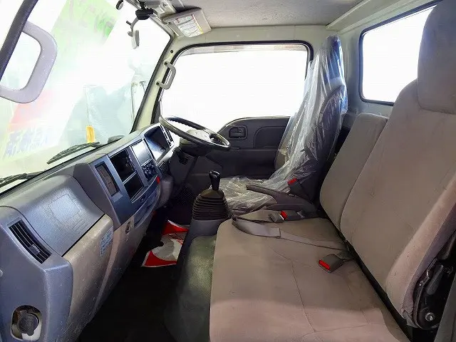 坂道発進補助装置　アイドリングストップ　フォグランプ　トラクションコントロール　メッキパーツ(ミラー/グリル/コーナー/アウターハンドル/フロントバンパー/ドアステップ)|いすゞ エルフ TKG-NKR85R(2WD)の写真8