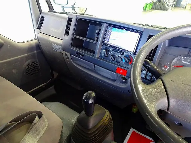 AC　PS　PW　SRS　ABS　キーレス　左電格ミラー　社外メモリーナビ/バックカメラ連動/ワンセグ/CD(CN-E200D)　ETC　バックモニター　ドラレコ　ターボ　排気ブレーキ　フロア6MT|いすゞ エルフ TKG-NKR85R(2WD)の写真9