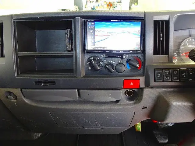 坂道発進補助装置　アイドリングストップ　フォグランプ　トラクションコントロール　メッキパーツ(ミラー/グリル/コーナー/アウターハンドル/フロントバンパー/ドアステップ)|いすゞ エルフ TKG-NKR85R(2WD)の写真10