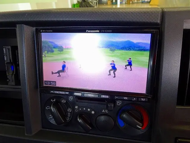 社外メモリーナビ/バックカメラ連動/ワンセグTV/CD(CN-E200D)|いすゞ エルフ TKG-NKR85R(2WD)の写真15