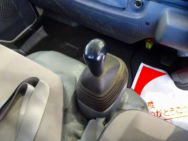 フロア6MT|いすゞ エルフ TKG-NKR85R(2WD)の写真17