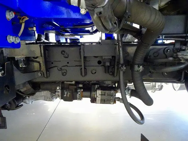 燃料タンク100L　シャーシは 錆止め/マフラー塗装 仕上げに力を入れています。|いすゞ エルフ TKG-NKR85R(2WD)の写真42