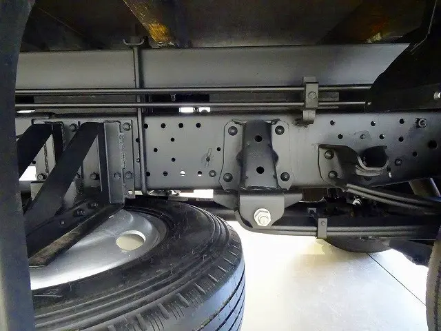 燃料タンク100L　シャーシは 錆止め/マフラー塗装 仕上げに力を入れています。|いすゞ エルフ TKG-NKR85R(2WD)の写真43