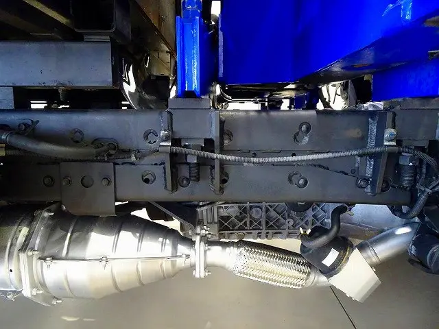 燃料タンク100L　シャーシは 錆止め/マフラー塗装 仕上げに力を入れています。|いすゞ エルフ TKG-NKR85R(2WD)の写真46