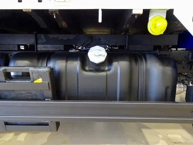 燃料タンク100L　シャーシは 錆止め/マフラー塗装 仕上げに力を入れています。|いすゞ エルフ TKG-NKR85R(2WD)の写真47