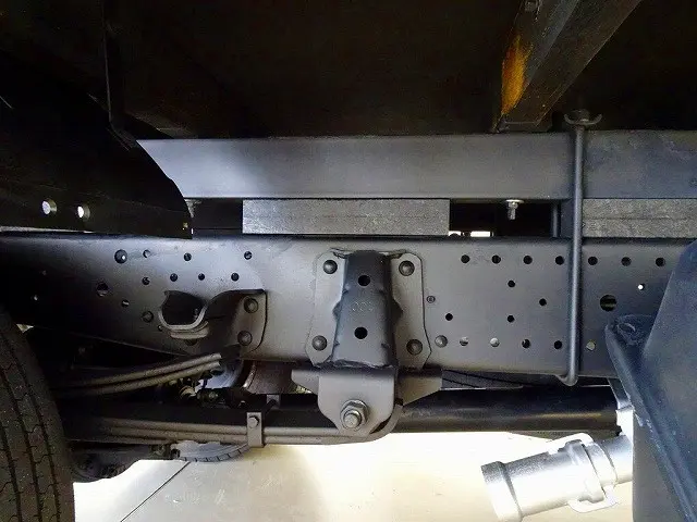 燃料タンク100L　シャーシは 錆止め/マフラー塗装 仕上げに力を入れています。|いすゞ エルフ TKG-NKR85R(2WD)の写真48