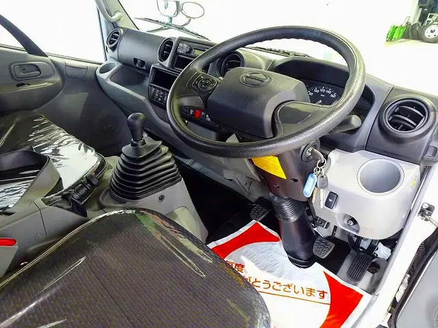 AC　PS　PW　SRS　ABS　集中ドアロック　左電格ミラー　Bluetooth　ETC　ルームミラー式バックモニター　ターボ　排気ブレーキ　坂道発進補助装置　フロア6MT|日野 デュトロ 2KG-XZU605M(2WD)の写真5