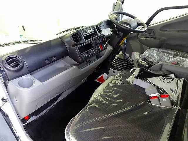 AC　PS　PW　SRS　ABS　集中ドアロック　左電格ミラー　Bluetooth　ETC　ルームミラー式バックモニター　ターボ　排気ブレーキ　坂道発進補助装置　フロア6MT|日野 デュトロ 2KG-XZU605M(2WD)の写真7