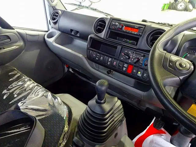 AC　PS　PW　SRS　ABS　集中ドアロック　左電格ミラー　Bluetooth　ETC　ルームミラー式バックモニター　ターボ　排気ブレーキ　坂道発進補助装置　フロア6MT|日野 デュトロ 2KG-XZU605M(2WD)の写真9