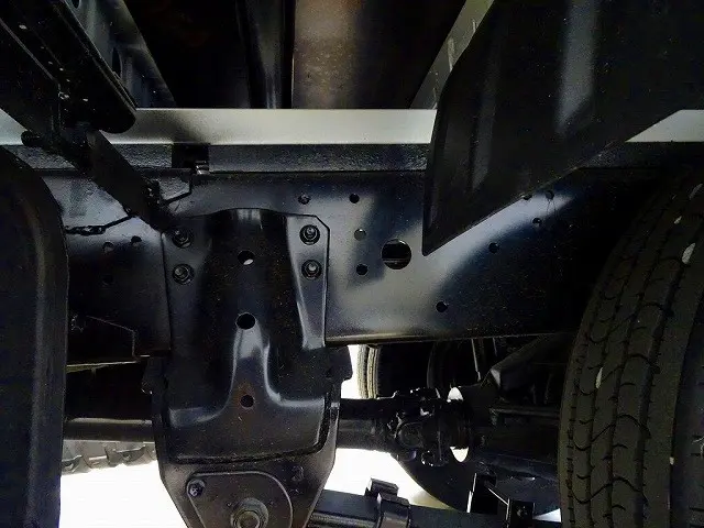 シャーシは 錆止め/マフラー塗装 仕上げに力を入れています。|日野 デュトロ 2KG-XZU605M(2WD)の写真41