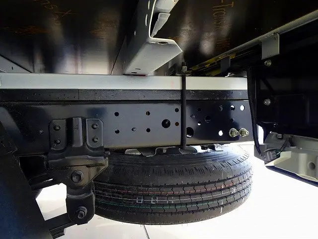 シャーシは 錆止め/マフラー塗装 仕上げに力を入れています。|日野 デュトロ 2KG-XZU605M(2WD)の写真42