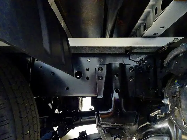 シャーシは 錆止め/マフラー塗装 仕上げに力を入れています。|日野 デュトロ 2KG-XZU605M(2WD)の写真47
