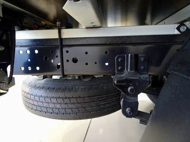 シャーシは 錆止め/マフラー塗装 仕上げに力を入れています。|日野 デュトロ 2KG-XZU605M(2WD)の写真47