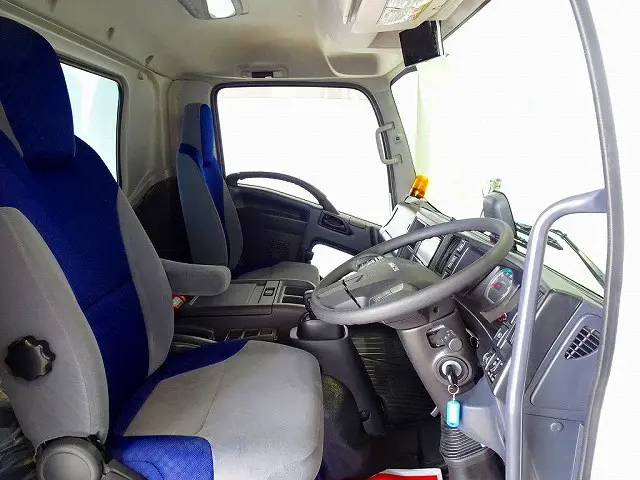 排気ブレーキ　車線逸脱警報装置　衝突被害軽減ブレーキ　アイドリングストップ　フォグランプ　トラクションコントロール　室内蛍光灯　室内クレーンTPO連動黄色作業灯付|いすゞ フォワード 2RG-FRR90S2(2WD)の写真6