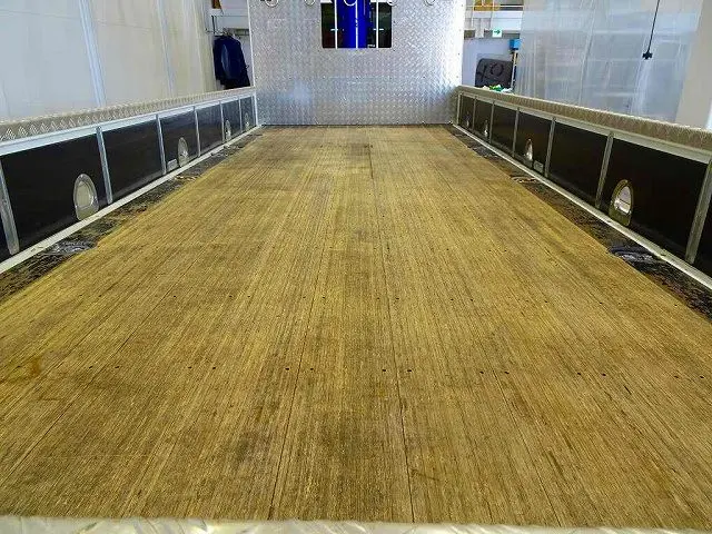 荷台内寸：556×217×40　三方開　左右セイコーラック　ロープ穴6対　埋め込みフック6対　アオリ三方上部アルミ縞鋼板　前立て鳥居アルミ縞鋼板/ステンレス製回転Jフック5個/左右作業灯　横ねた16本|いすゞ フォワード 2RG-FRR90S2(2WD)の写真20