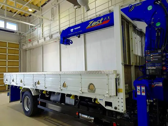 荷台内寸：556×217×40　三方開　左右セイコーラック　ロープ穴6対　埋め込みフック6対　アオリ三方上部アルミ縞鋼板　前立て鳥居アルミ縞鋼板/ステンレス製回転Jフック5個/左右作業灯　横ねた16本|いすゞ フォワード 2RG-FRR90S2(2WD)の写真21