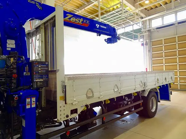 荷台内寸：556×217×40　三方開　左右セイコーラック　ロープ穴6対　埋め込みフック6対　アオリ三方上部アルミ縞鋼板　前立て鳥居アルミ縞鋼板/ステンレス製回転Jフック5個/左右作業灯　横ねた16本|いすゞ フォワード 2RG-FRR90S2(2WD)の写真22