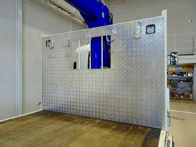 荷台内寸：556×217×40　三方開　左右セイコーラック　ロープ穴6対　埋め込みフック6対　アオリ三方上部アルミ縞鋼板　前立て鳥居アルミ縞鋼板/ステンレス製回転Jフック5個/左右作業灯　横ねた16本|いすゞ フォワード 2RG-FRR90S2(2WD)の写真23