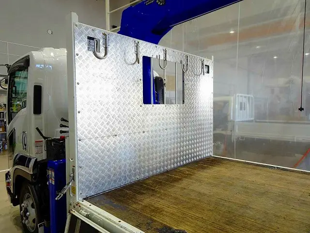 荷台内寸：556×217×40　三方開　左右セイコーラック　ロープ穴6対　埋め込みフック6対　アオリ三方上部アルミ縞鋼板　前立て鳥居アルミ縞鋼板/ステンレス製回転Jフック5個/左右作業灯　横ねた16本|いすゞ フォワード 2RG-FRR90S2(2WD)の写真24