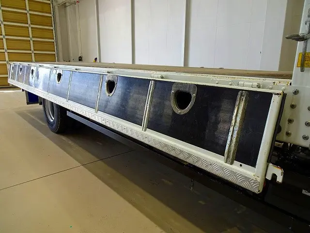 荷台内寸：556×217×40　三方開　左右セイコーラック　ロープ穴6対　埋め込みフック6対　アオリ三方上部アルミ縞鋼板　前立て鳥居アルミ縞鋼板/ステンレス製回転Jフック5個/左右作業灯　横ねた16本|いすゞ フォワード 2RG-FRR90S2(2WD)の写真25